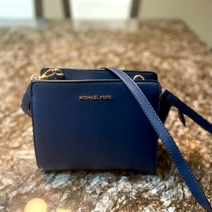 BEAUTIFUL MICHAEL KORS CROSSBODY IN EXCELLENT CONDITION AND VERY CLEAN